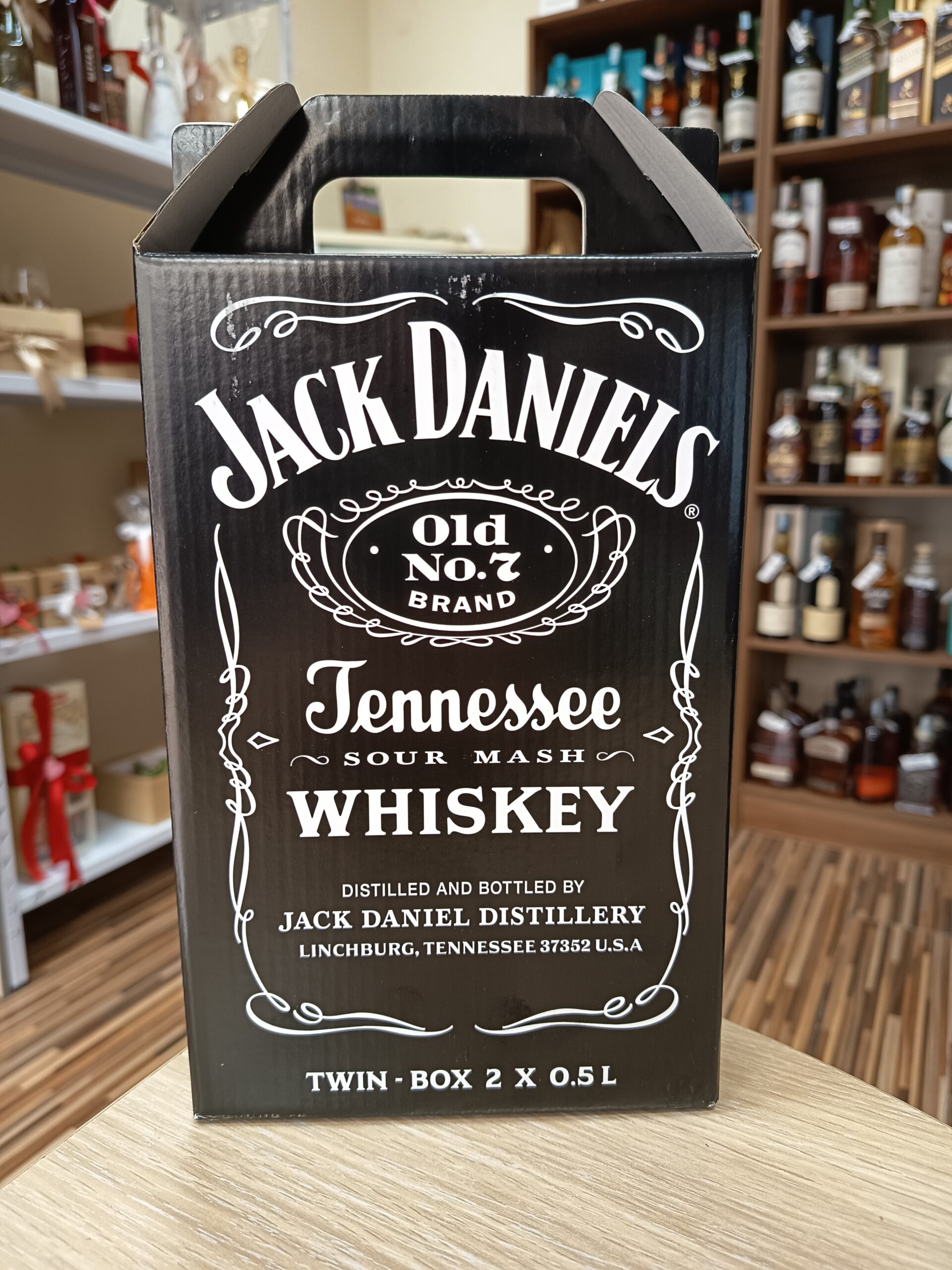 Виски Џек Даниелс во кутија со 2 шишиња од 0.5л