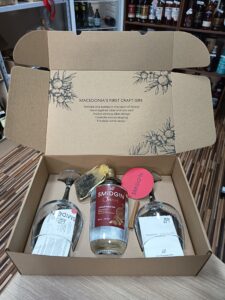 Џин Смидџин Ориент 0.7л во кутија со 2 чаши