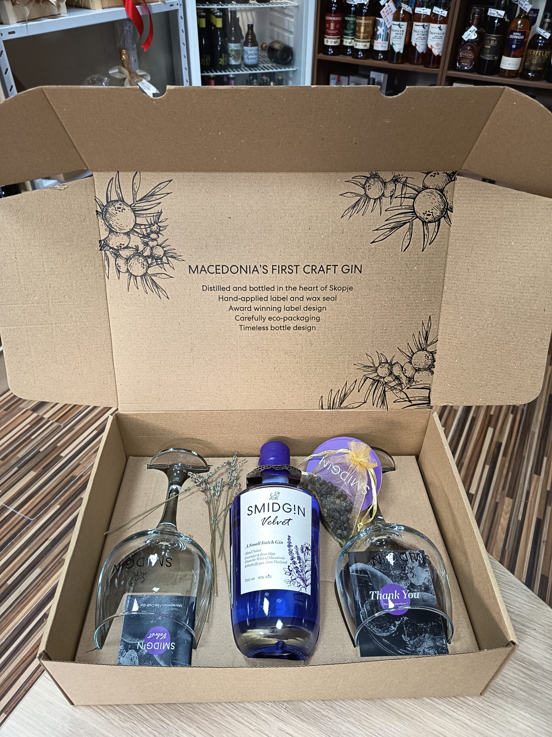 Џин Смидџин Велвет 0.7л во кутија со 2 чаши