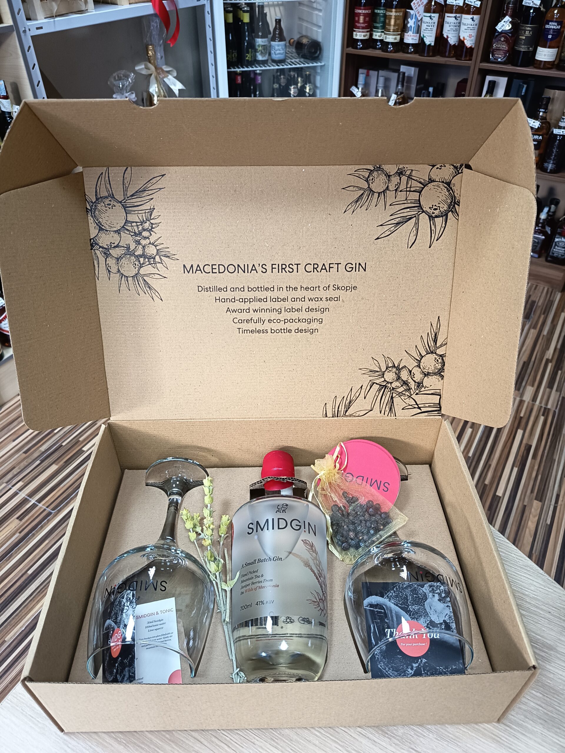 Џин Смидџин класик 0.7л во кутија со 2 чаши